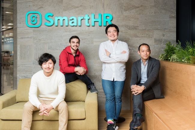写真左より：SmartHR社 副社長・内藤研介、500 Startups Japan 代表・James Riney SmartHR社 代表取締役・宮田昇始、500 Startups Japan マネージングパートナー 澤山陽平