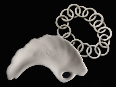 3Dプリンターで出力・焼成した鎖状の陶磁器と葉形の皿（複雑な形状の陶磁器の製作が可能に）