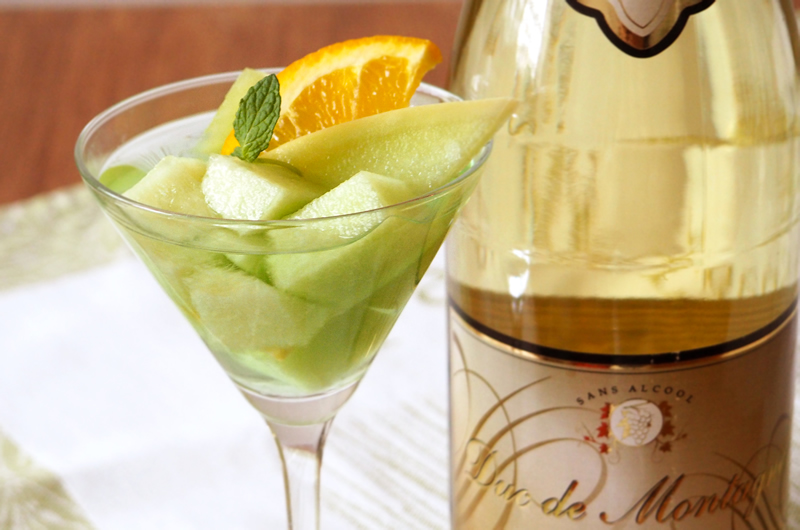 かき氷のシロップが簡単4分で大人版メロンソーダに大変身！メロンのジューシーな果実感を楽しめるカクテル｜株式会社湘南貿易のプレスリリース