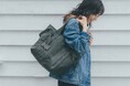 「ダブルアンド デイナイト」から、シーンによって持ち方や表情を変えられる360°収納の２WAY トート「エムートトート」がデビュー