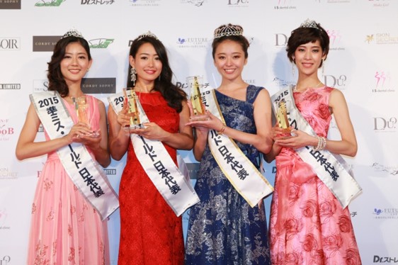 2015年ミス・ワールド日本代表　　右から２番目　中川知香