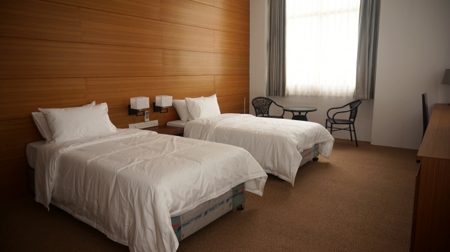 個室は6室で一泊6000円〜宿泊可能。ビジネスマンの長期滞在にも適している。