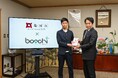 京都府亀岡市の職員が「副業」で設立した一般社団法人が地元の自治体に会議室用ディスプレイ等を寄贈。
