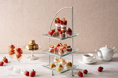 赤とピンクに彩られたスイーツが可憐な「いちごとルビーショコラのアフタヌーンティー」2025年12月1日（月）より提供開始