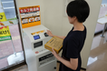 お客様の利便性向上と店舗の業務負荷軽減　レジに並ばず発送受付　セブン‐イレブンで「セルフ発送機」を順次導入