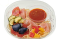 セブン‐イレブンから「冷製パスタ 夏野菜と生ハム トマトソース」が6月25日(水)から順次発売!彩り豊かな夏野菜に生ハムの塩味とトマトソースの酸味がマッチ
