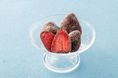 カカオチョコでくちどけの良いいちごをコーティング！新感覚のひんやりスイーツ「セブンプレミアム フローズンチョコいちご」が9月9日（火）から数量限定で順次発売