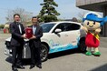 千葉マツダが白子町へ企業版ふるさと納税として「CX-5」を車両寄贈、青い波のラッピングカーを観光施策や災害時の車両として活用へ