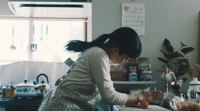 関市PRムービー「もしものハナシ」 野菜にチョップするお母さん