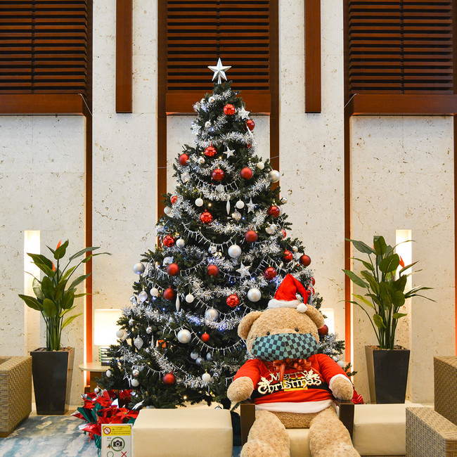 ホテルロビーのクリスマスツリー　「くまさん」と写真撮影できます！　※「くまさん」は定期的に消毒しています。