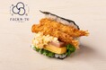 「PACKN-TO」の人気メニュー”海老ふらいたるたるサンド”。こだわりの塩と米で味わう、新感覚サンドが好評発売中