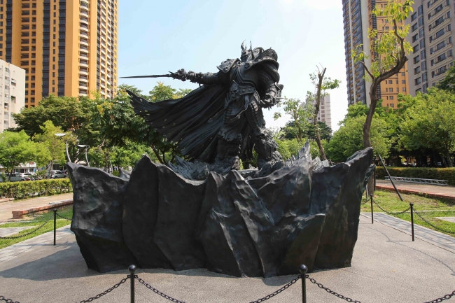 ブリザード エンターテイメント 映画化で話題の ウォークラフト キャラクター アーサスの巨大な銅像を台湾にてお披露目 台湾ゲーム業界と共に創業25周年を記念して銅像を建造 Blizzard Entertainment Inc のプレスリリース