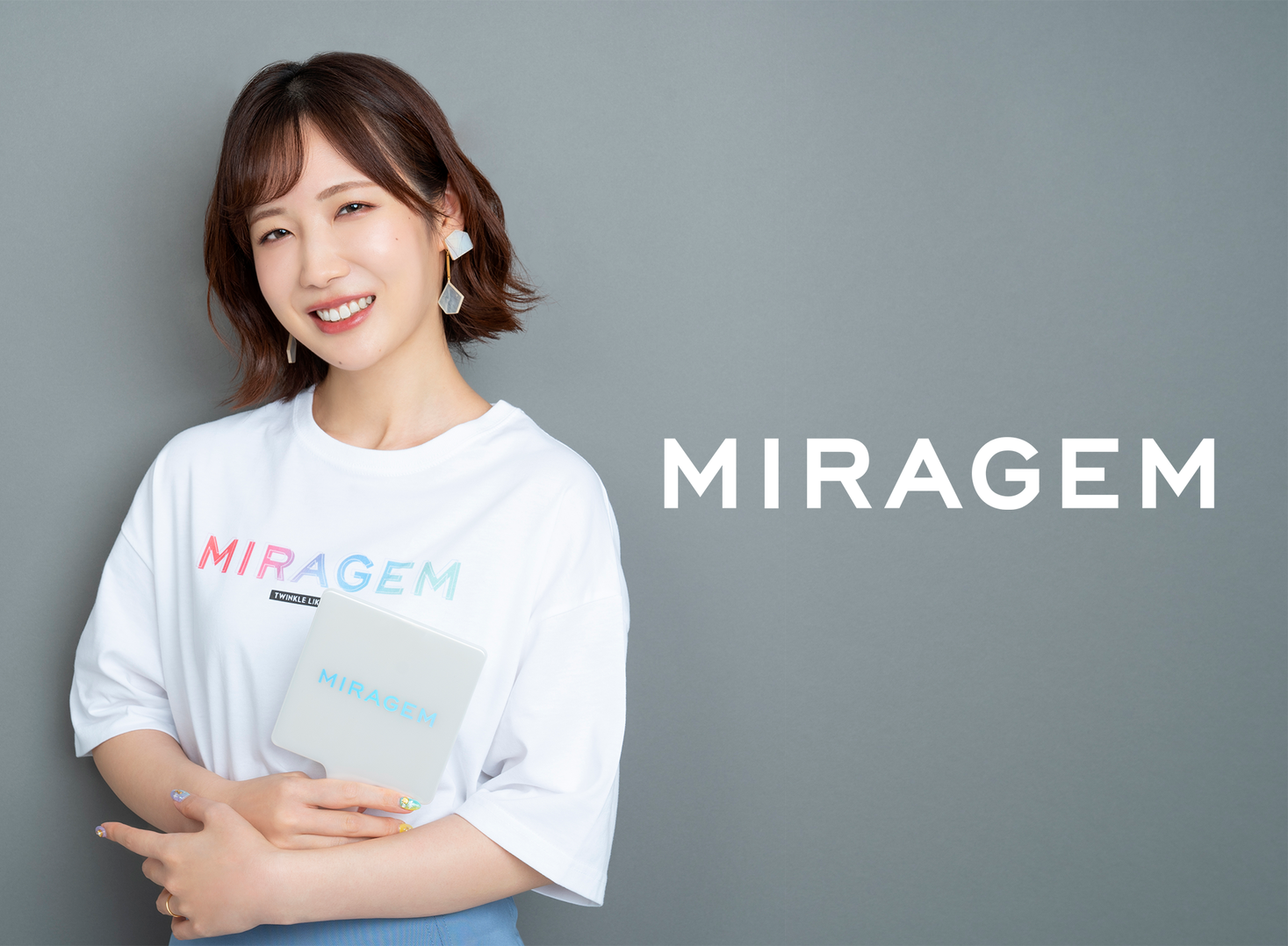 「コスメヲタちゃんねるサラ」のブランド「MIRAGEM」新商品「パールハンドミラーSQ」「オーバーサイズグラデーションロゴTシャツ」発売開始！