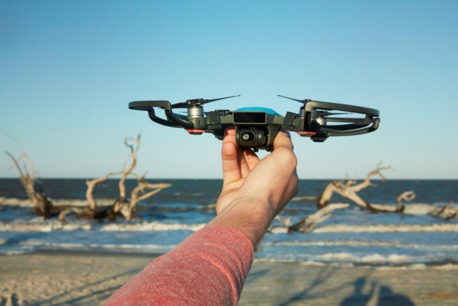 DJI、誰でも楽しく簡単に飛ばせるカメラドローン「DJI SPARK」を発表