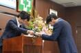 株式会社桑原組が「永年勤続表彰式」を実施。創業以来初となる勤続40年の社員を含む18名を表彰