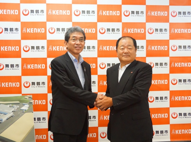 舞鶴市　多々見市長（左）と ケンコーマヨネーズ　炭井社長（右）