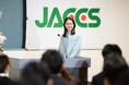 ジャックス、俳優・髙石あかりさんをゲストに迎え、2026年度新入社員入社式を開催