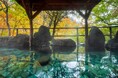 ブッキング・ドットコム、2024年の旅行トレンドの一つ「水を通じて、生きている実感に触れる旅」にあわせて、この秋は、"紅葉狩り×温泉"が楽しめる旅先がおすすめ!