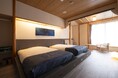 瑠璃「深い青の静寂、夏の涼を感じる部屋」