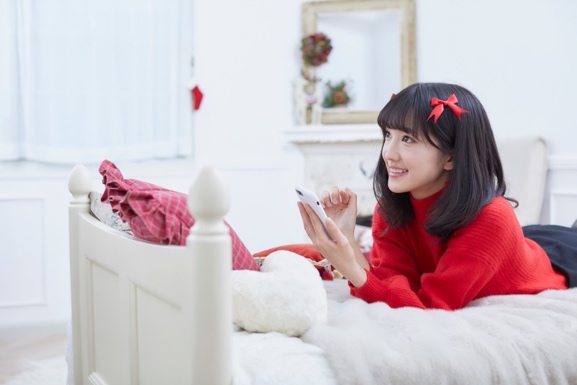 LINEギフト、クリスマスに使える“あざかわLINEテク”動画を公開  小悪魔女子からのプレゼントが男子たちを夢中に