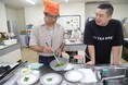 「ZEN TEA BREW」が菊川まるごとキッチンで朝摘み無農薬新茶の料理教室を開催——「茶葉を食べる」を12名が体験、菊川市栄養士考案レシピ3品をNHK・SBSが放映