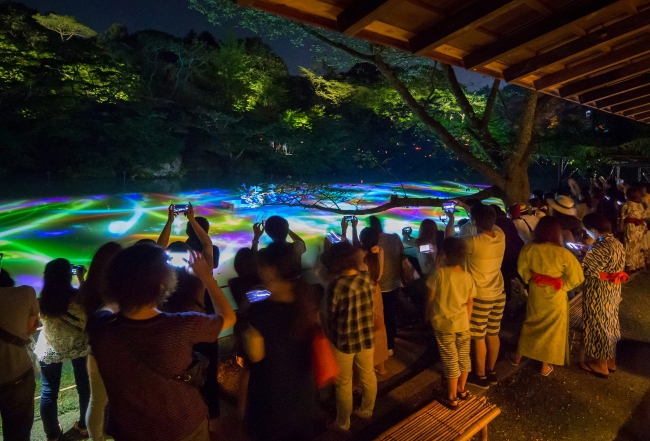 昨年、３万人の来園者に好評を博した「納涼 竹あかり」