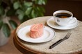 春の新作スイーツ「Strawberry Mousse L’OFFICIEL」発売。可憐なピンクが映える、苺とフランボワーズのムースケーキ