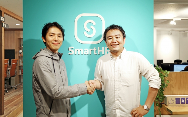 青柳直樹氏（左）と株式会社SmartHR 代表取締役 宮田（右）