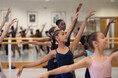 障がいのある子どもも一緒に、身体を動かす楽しさや表現する喜びを体験「英国ロイヤル・バレエ団バレエワークショップin大阪経済大学」開催