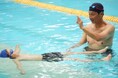 人間科学部 若吉浩二教授が、小学生に“安全水泳教室”思考力・判断力を養う「“大の字”泳法」