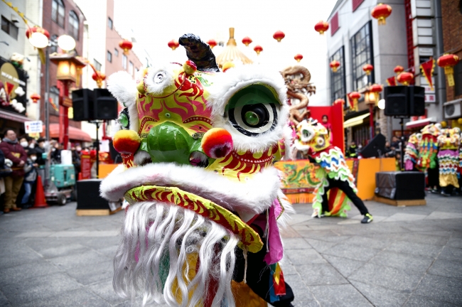 中国獅子舞　 「駆邪と招福」の象徴である獅子が勇壮な舞を披露します。