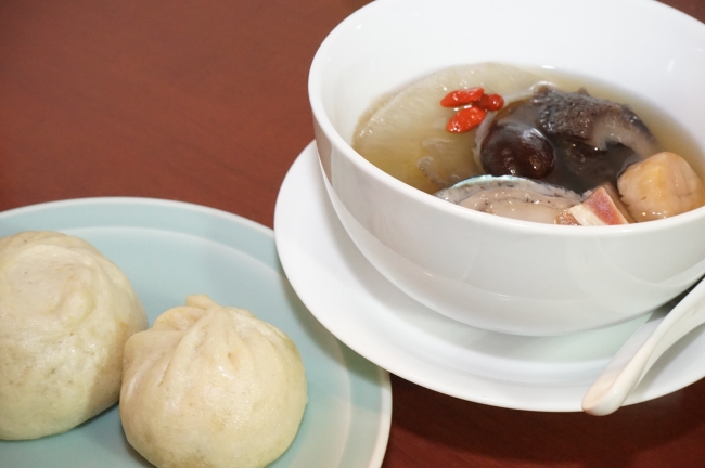 先着100名様に限定で販売する 「南京町生誕150年極上スープ」と 「老祥記神戸ビーフ豚鰻」