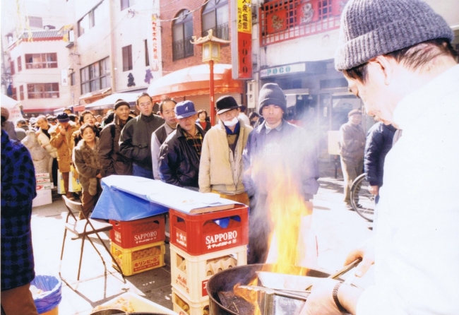 震災時の炊き出し ©南京町商店街振興組合