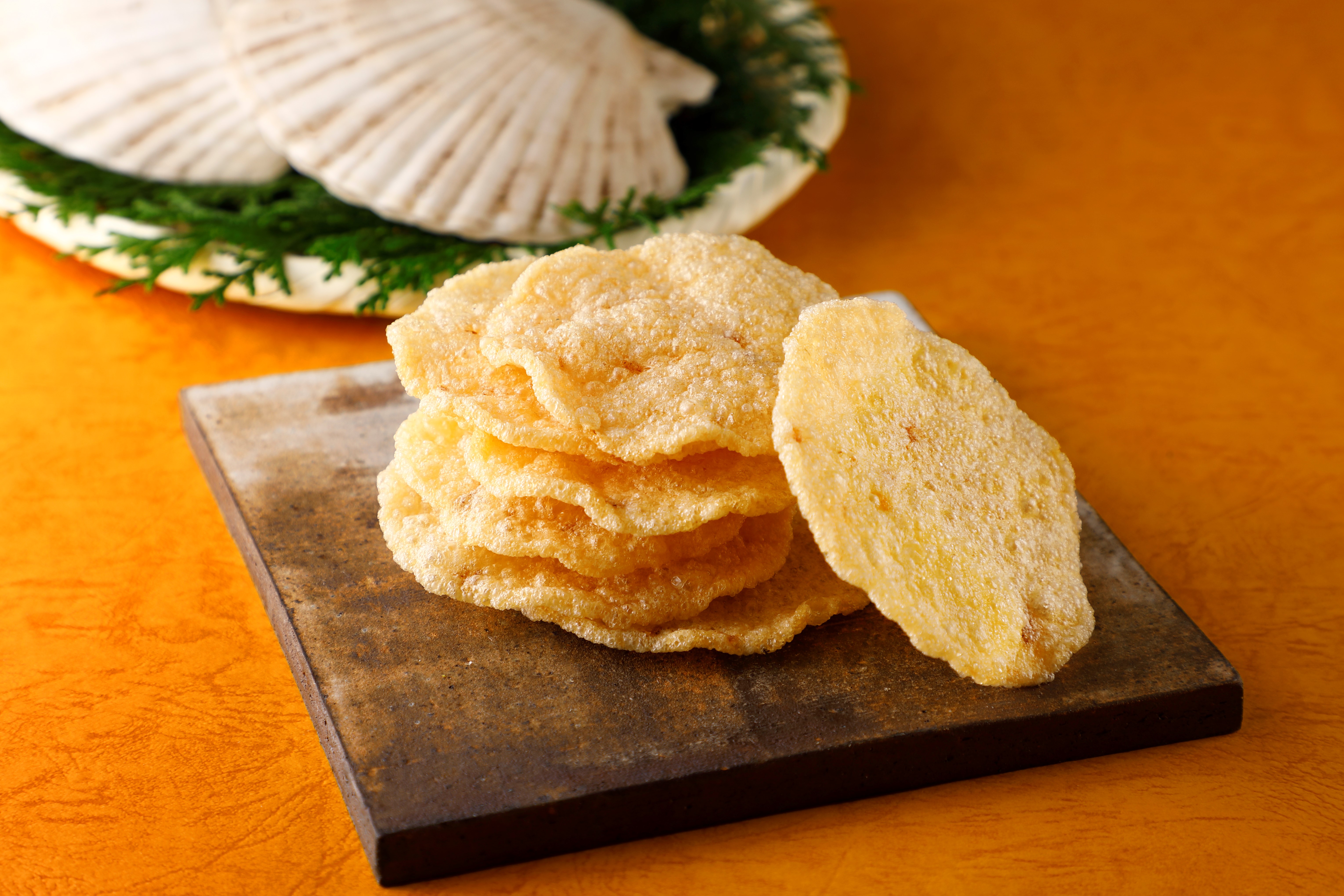 老舗和菓子「築地ちとせ」 より、新味おせんべい「帆立天せんべい」 を発売いたします！｜株式会社シュクレイのプレスリリース