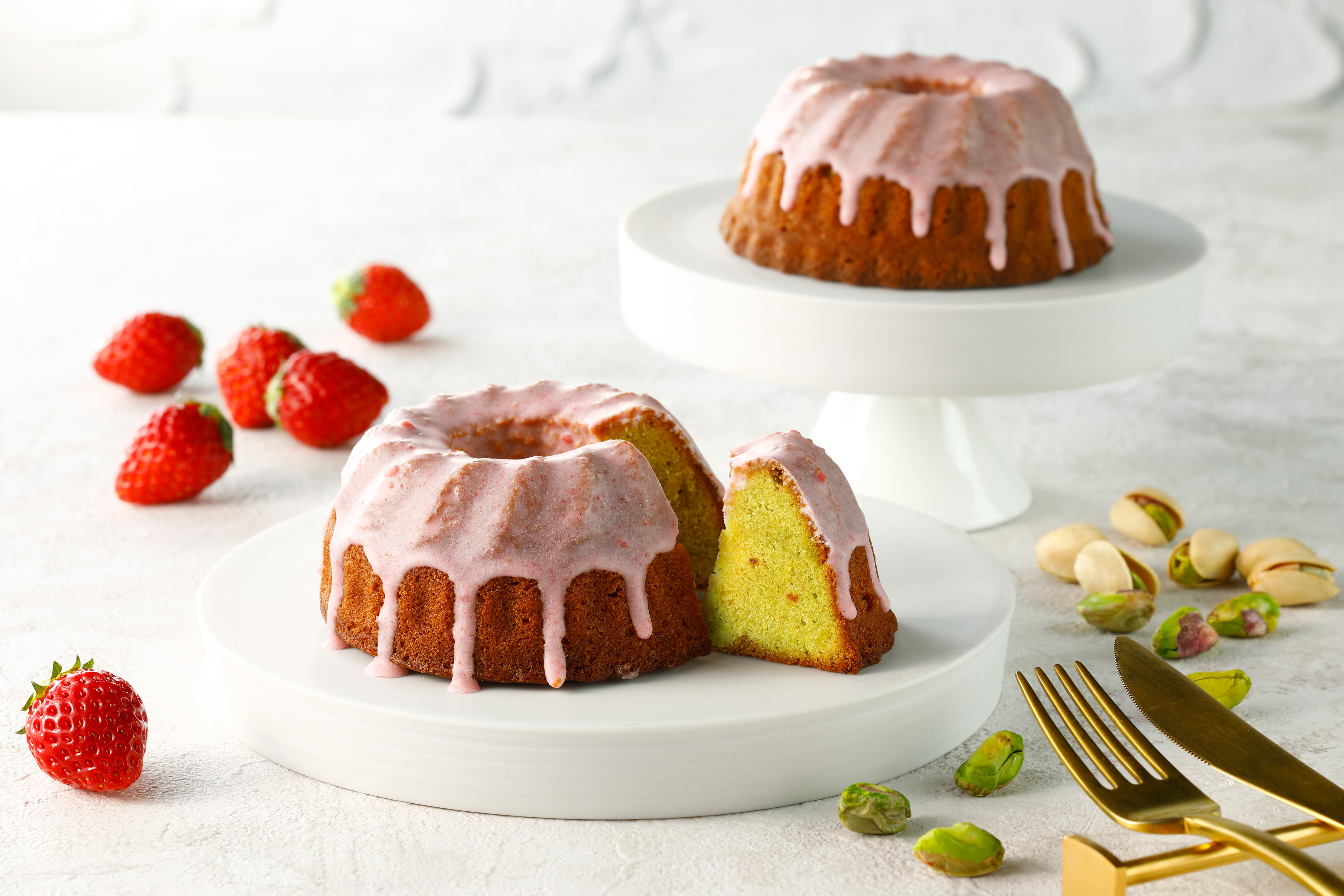 イチゴ ピスタチオの絶品スイーツ イチゴとピスタチオのクグロフ をフランセ横浜高島屋にて新発売致します 株式会社シュクレイのプレスリリース