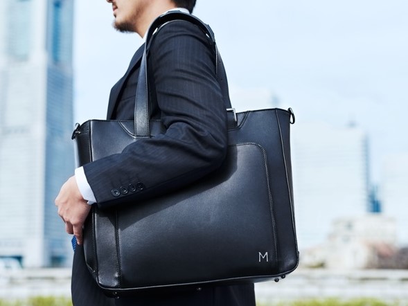 毎日が挑戦のビジネスマンの背中を押す『Black Business Tote』新発売