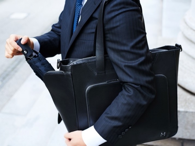 毎日が挑戦のビジネスマンの背中を押す『Black Business Tote』新発売