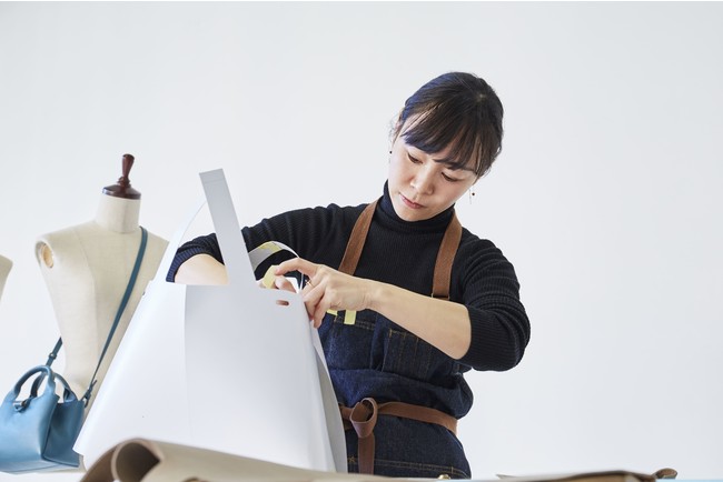 つなぎ目がない1枚の型紙から Sou をつくる、チーフデザイナーの山口絵理子 つなぎ目がない1枚の型紙から Sou をつくる、チーフデザイナーの山口絵理子