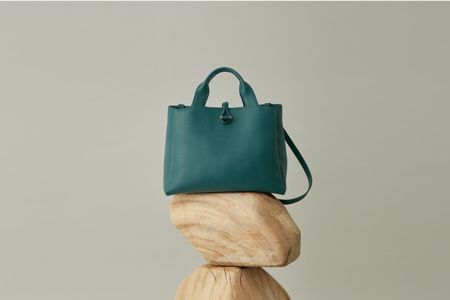 2022年春夏コレクションとして発表された「Sou 2 Way Tote(グリーニッシュブルー)」 2022年春夏コレクションとして発表された「Sou 2 Way Tote(グリーニッシュブルー)」