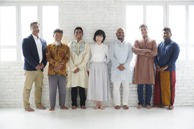 代表 兼 デザイナーの山口と6か国の職人たち 代表 兼 デザイナーの山口と6か国の職人たち