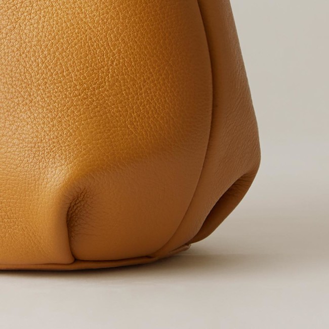 縫製をかけずに、ギャザーを施すことで生み出されるバッグのふくらみ。