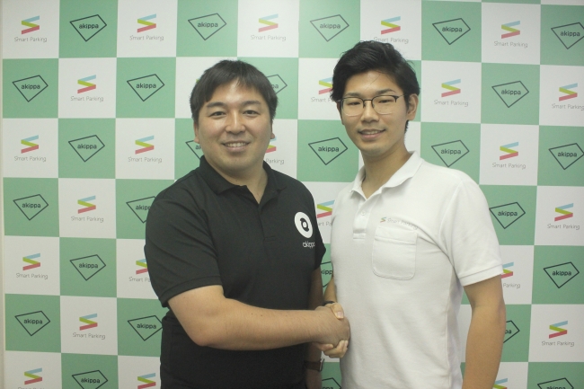 左：akippa株式会社代表取締役社長 CEO 金谷元気、右：株式会社シード代表取締役 吉川幸孝