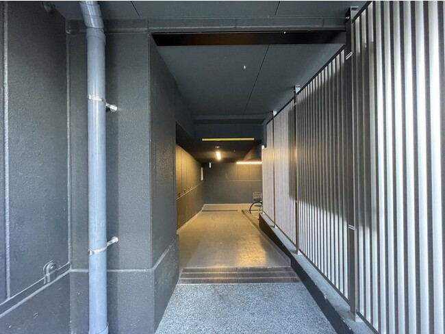 間口 幅1.25m 高さ1.95m、施錠可能な門扉を完備