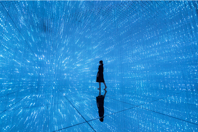 チームラボ《The Infinite Crystal Universe》(C)チームラボ チームラボ《The Infinite Crystal Universe》(C)チームラボ