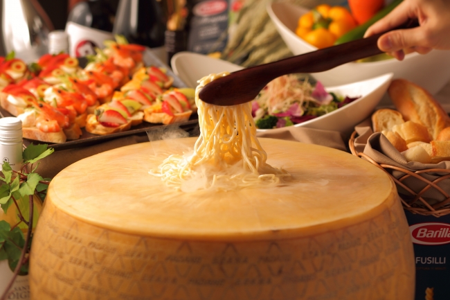 チーズの器で作るカルボナーラ