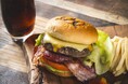 【オリエンタルホテル 沖縄リゾート&スパ】ビーフ100%のこだわりのパテと県産食材を贅沢に使用した「オリエンタルバーガー」がロビーラウンジに登場