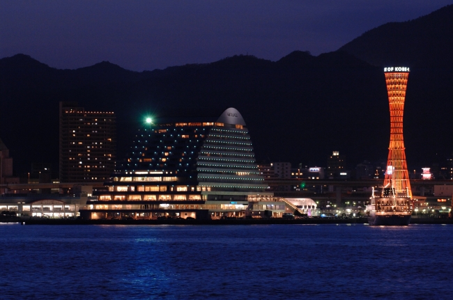 神戸港に向かって赤・緑の点灯を繰り返す灯台