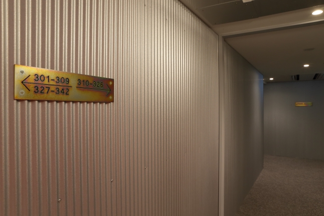 客室の廊下にはガルバリウム鋼板