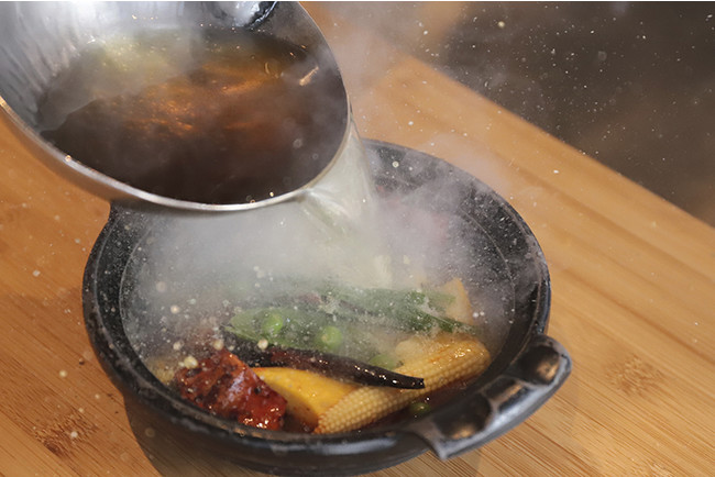 県産野菜とハーブオイルの四川式　沸騰魚