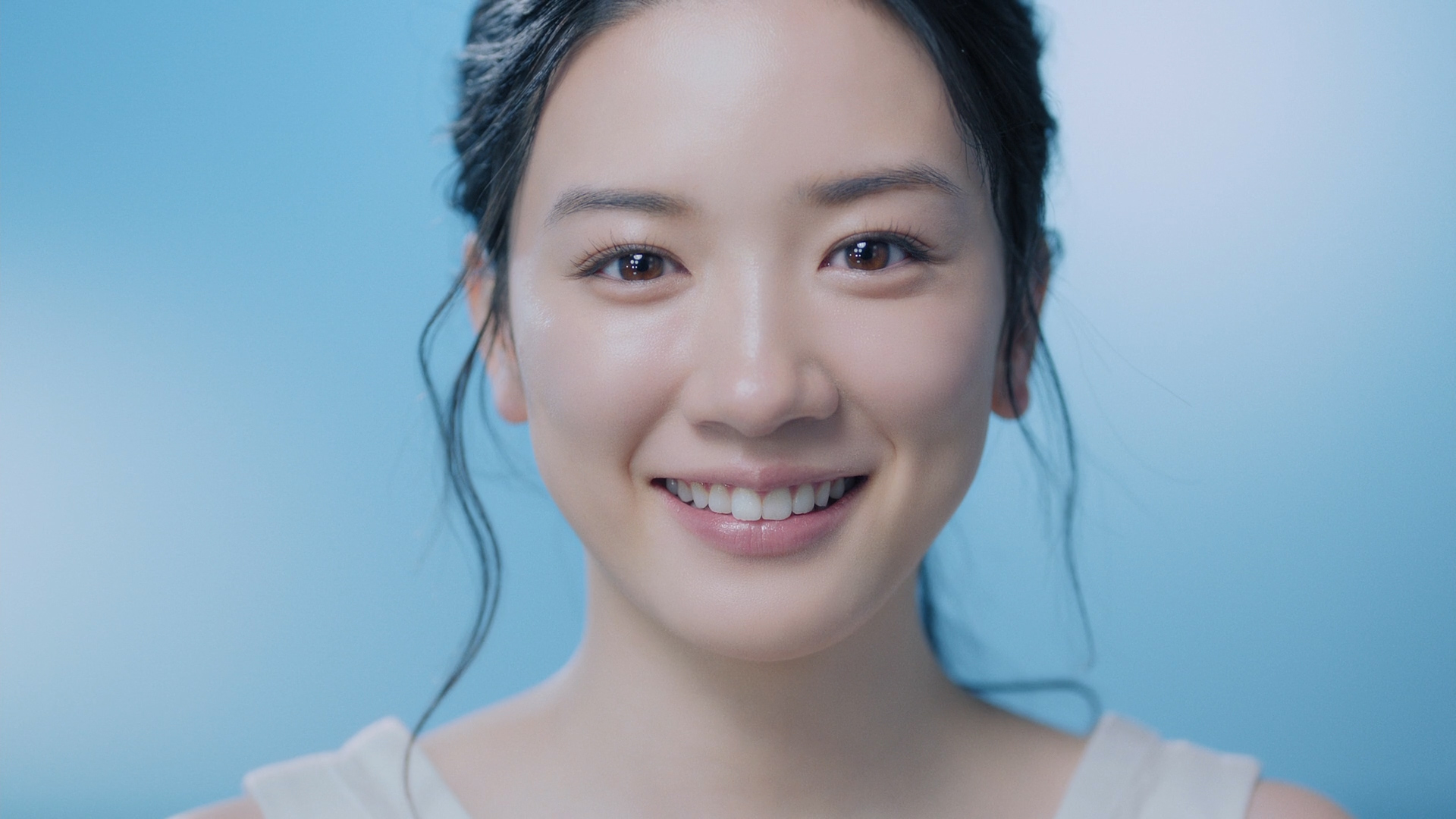 敏感肌研究から生まれたスキンケアブランド「フリープラス」新イメージキャラクター・永野芽郁さんが「水感クッションクリーム」の使い心地を表現